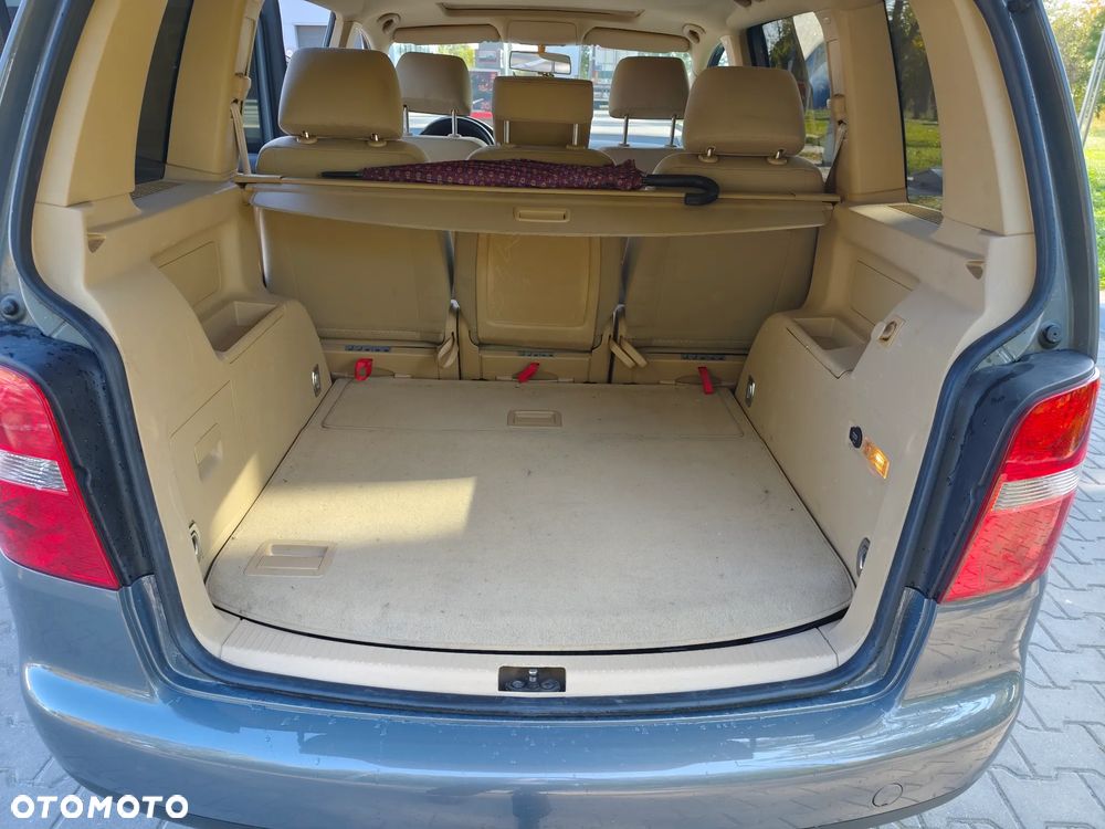 Volkswagen Touran - 16