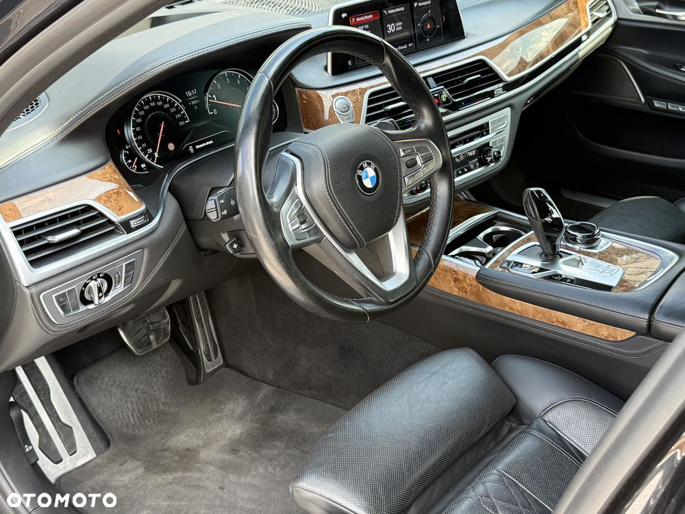 BMW Seria 7 750Li xDrive - 24