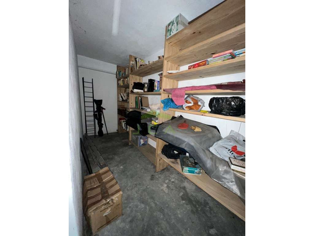 Garagem fechada com acesso exterior - Grande imagem: 5/8