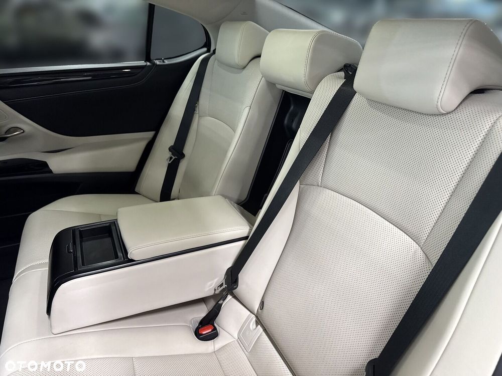 Lexus ES 300h Business Edition - 11