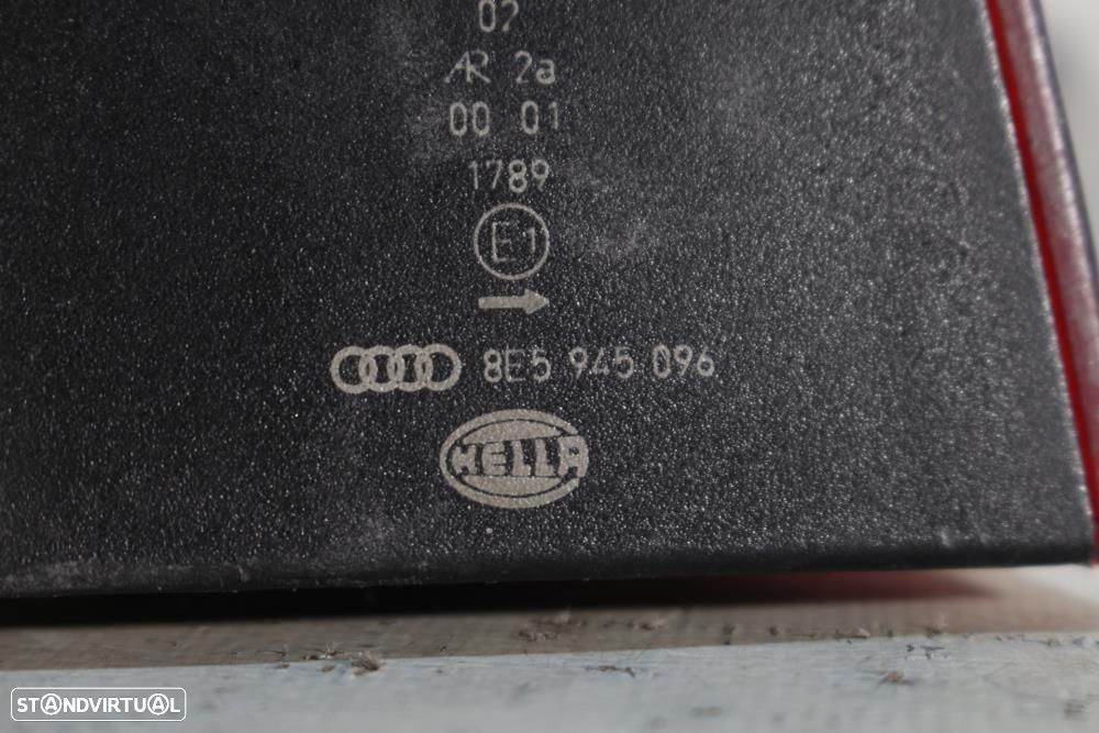 Farolim Direito Audi A4 (8E2, B6)  8E5945096 / Farolim Chassi Passagei - 8