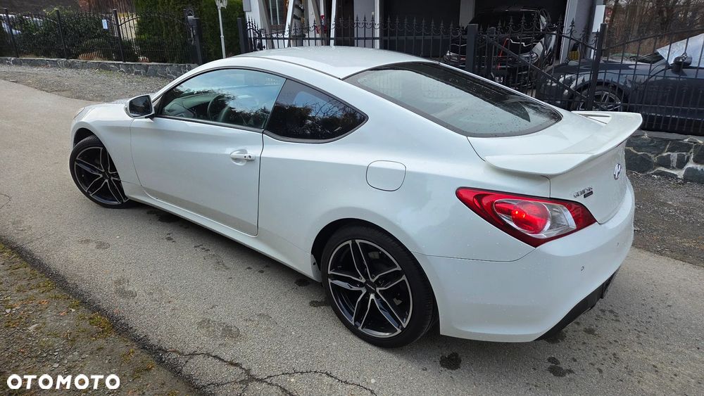 Hyundai Genesis Coupe - 4