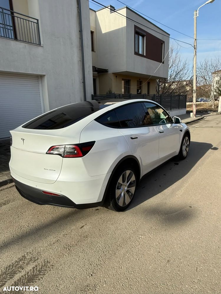 Tesla Model Y Long Range AWD - 25