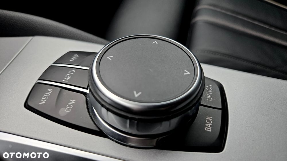 BMW Seria 5 520i Luxury Line - 33