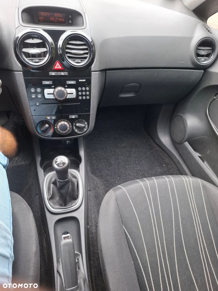 Opel Corsa 1.4 16V Essentia - 14