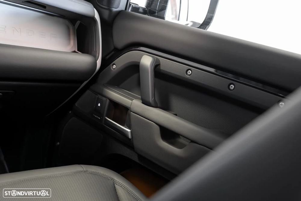Land Rover Defender 2.0 P300e 110 AWD S - 33
