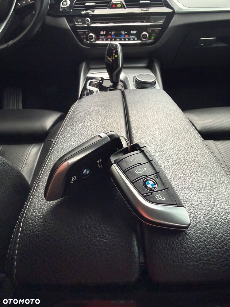 BMW Seria 5 518d Business Edition sport - 38