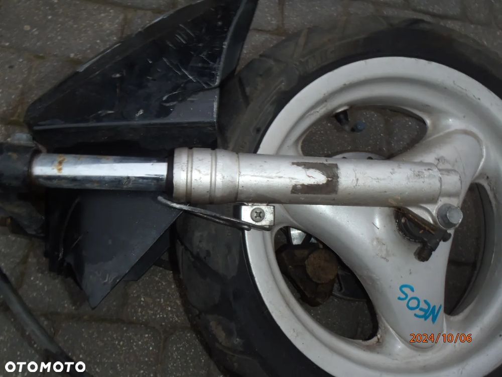 felga koło opona widelec amortyzator laga ślimak napęd opona 12 zacisk przewód tarcza hamulcowy Yamaha Neo's neos - 4