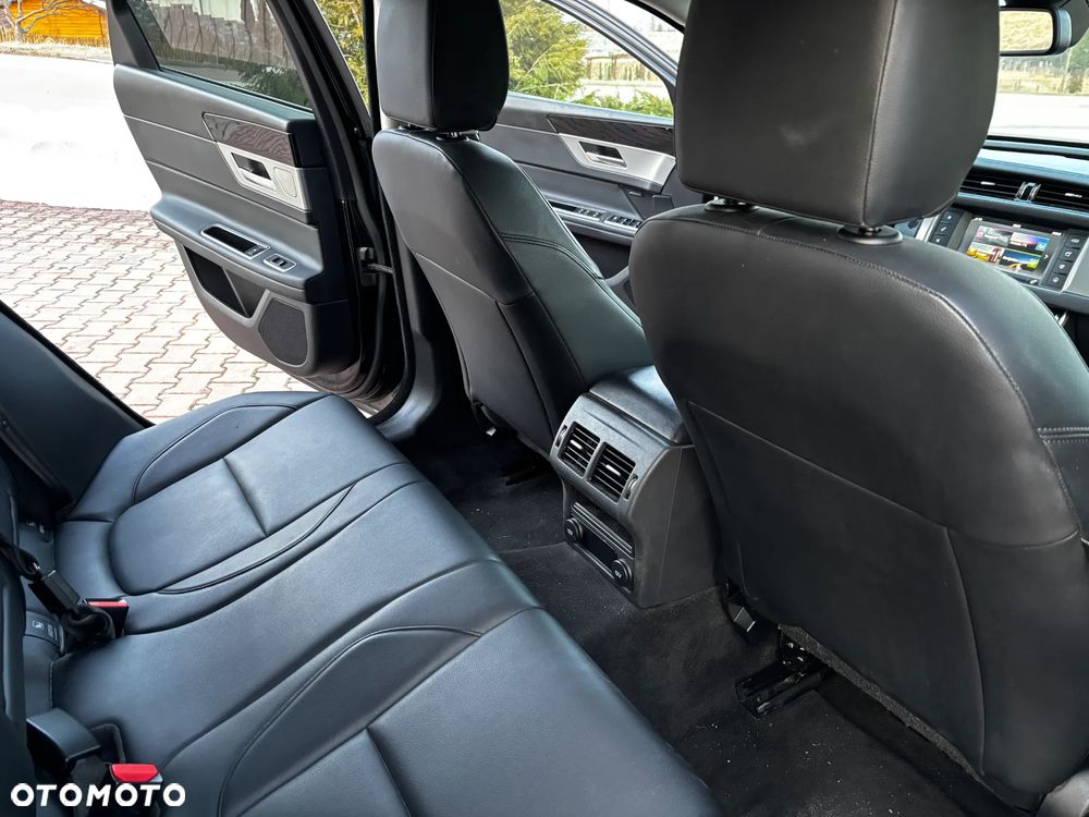Jaguar XF 35t Prestige - 14