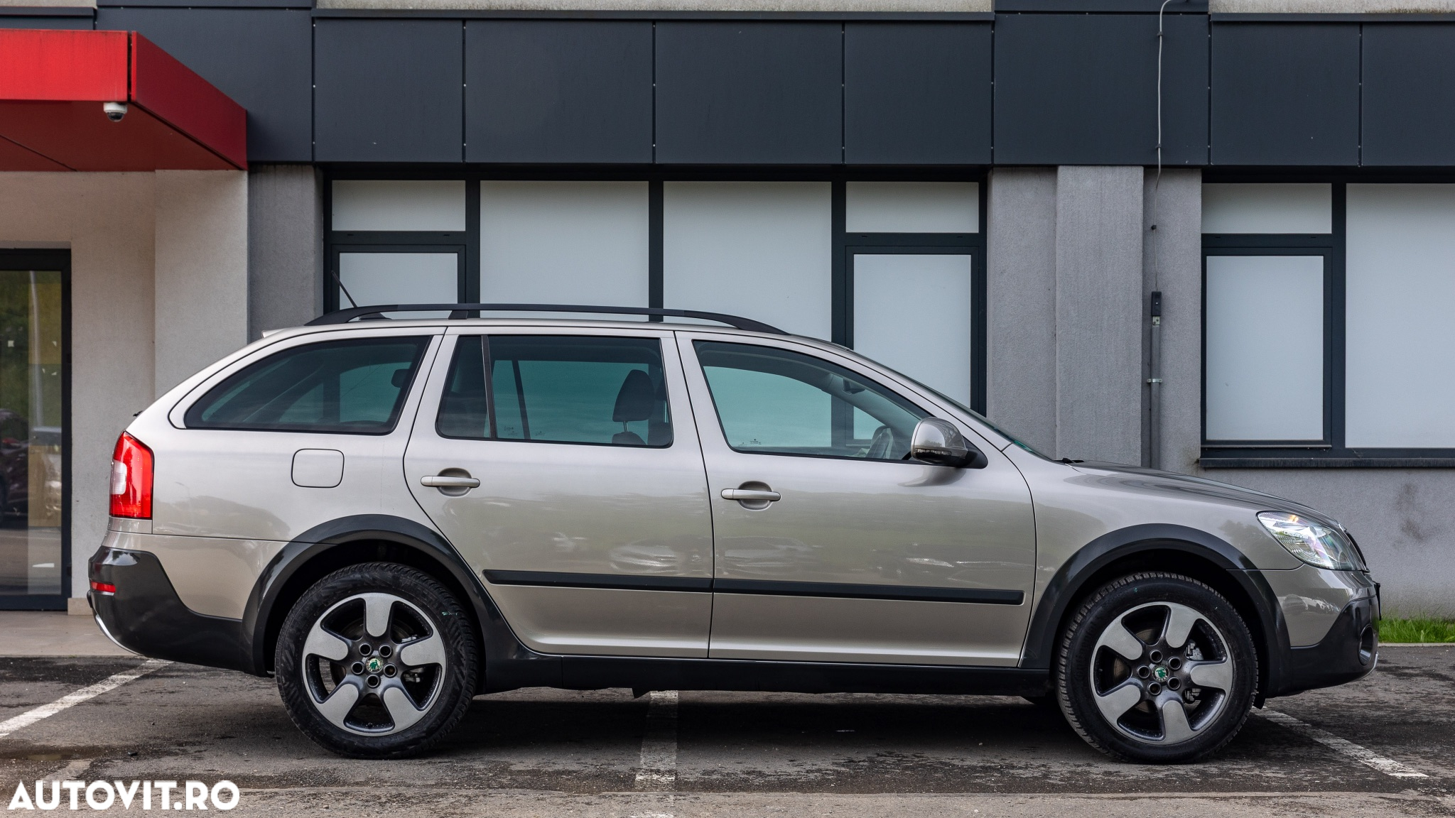 Skoda Octavia Combi 2.0 TDI DPF 4x4 DSG Scout - 24