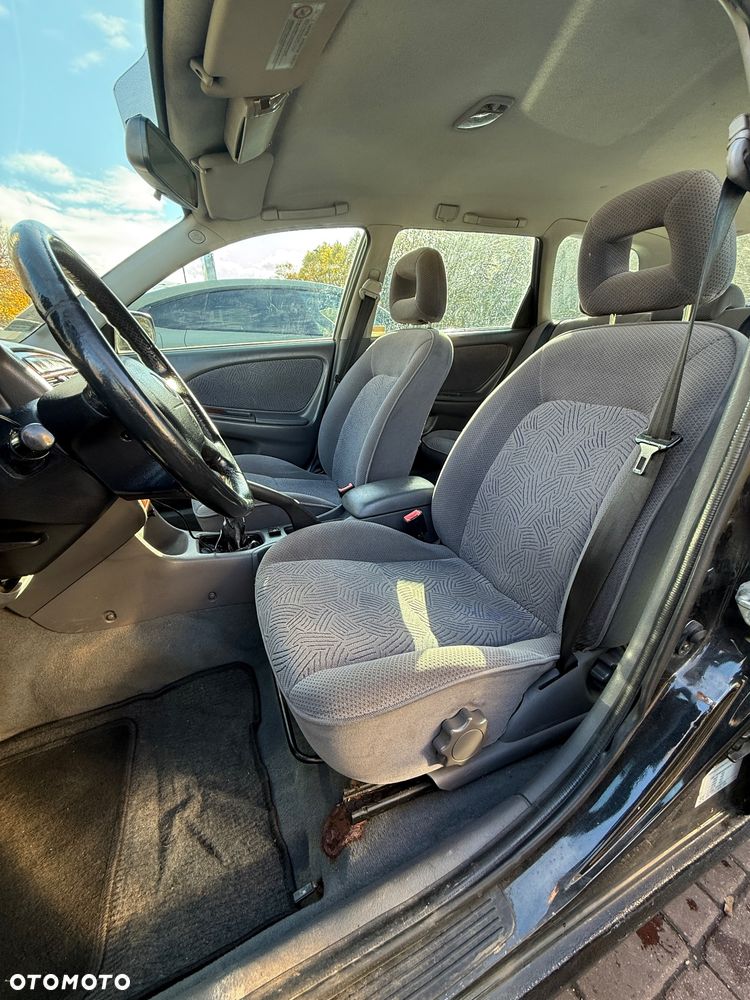 Toyota Avensis 2.0 Sol - 31