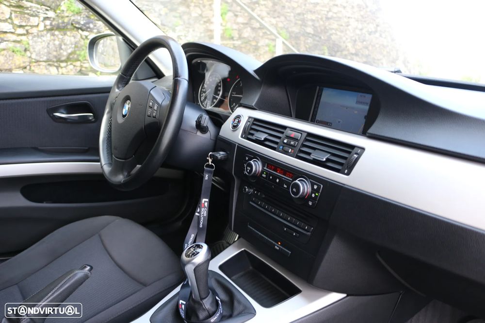 BMW 318 d Navigation Sport - 16