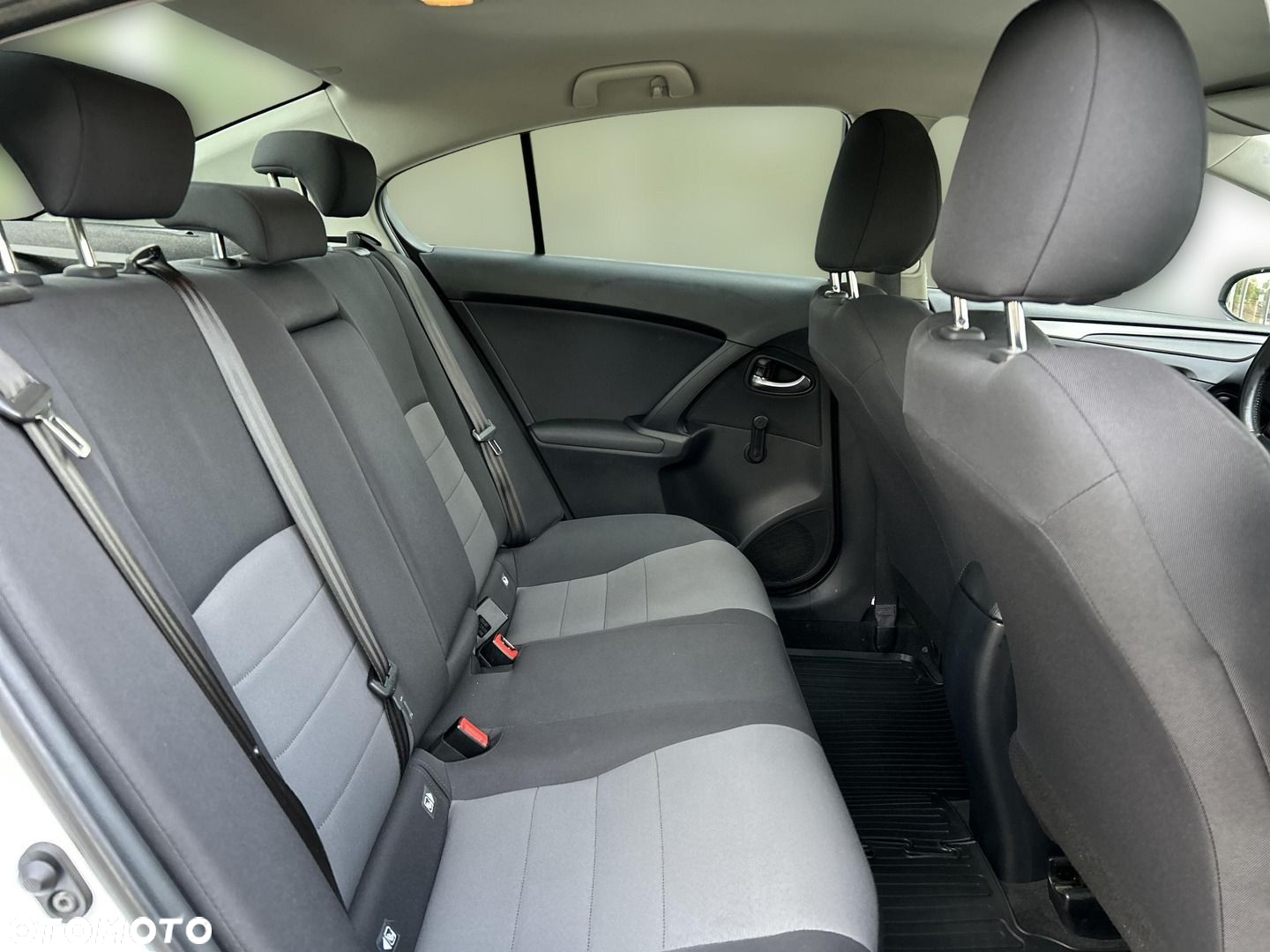 Toyota Avensis 1.8 Active - 16