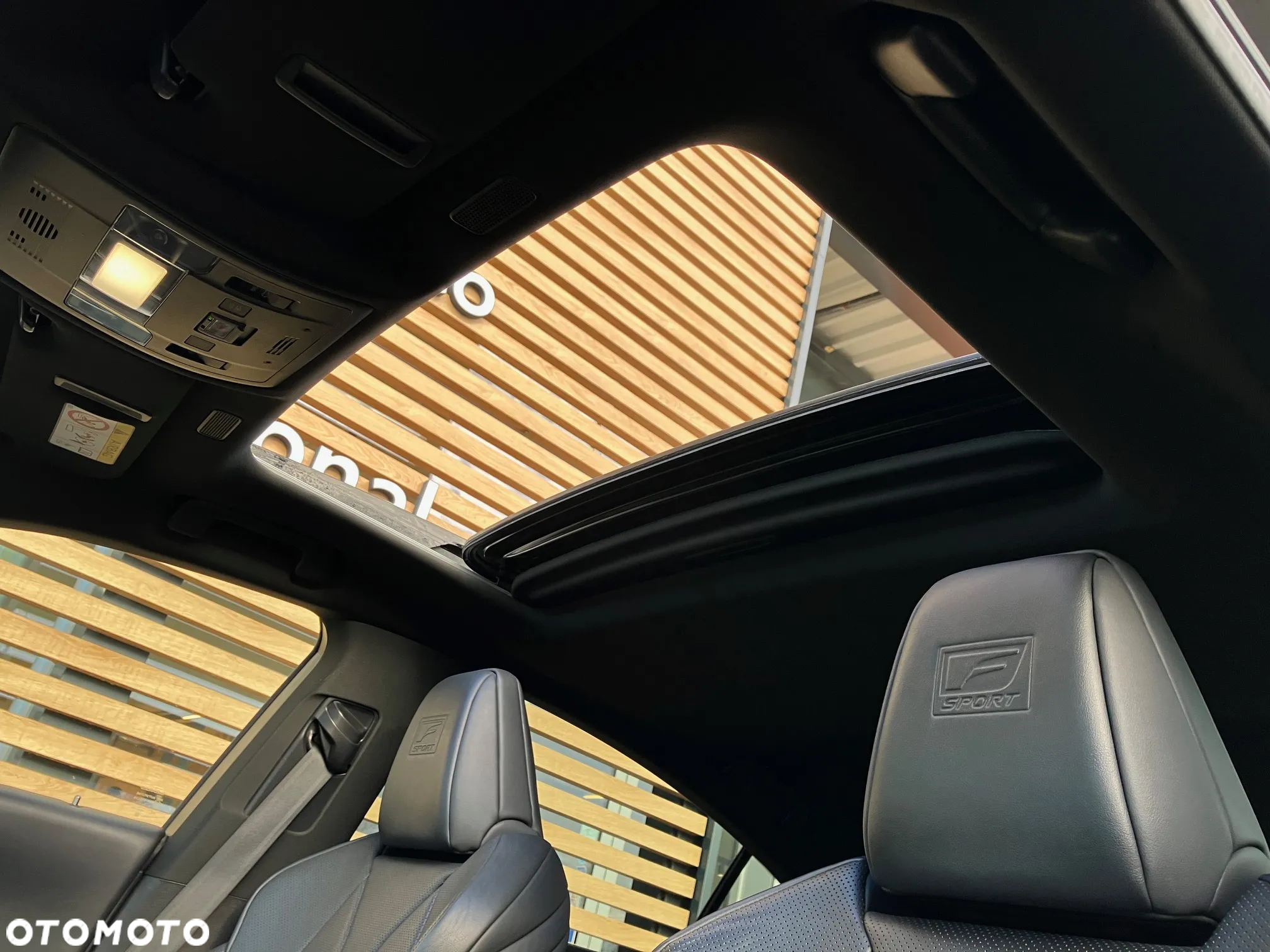 Lexus ES 300h F Sport - 38