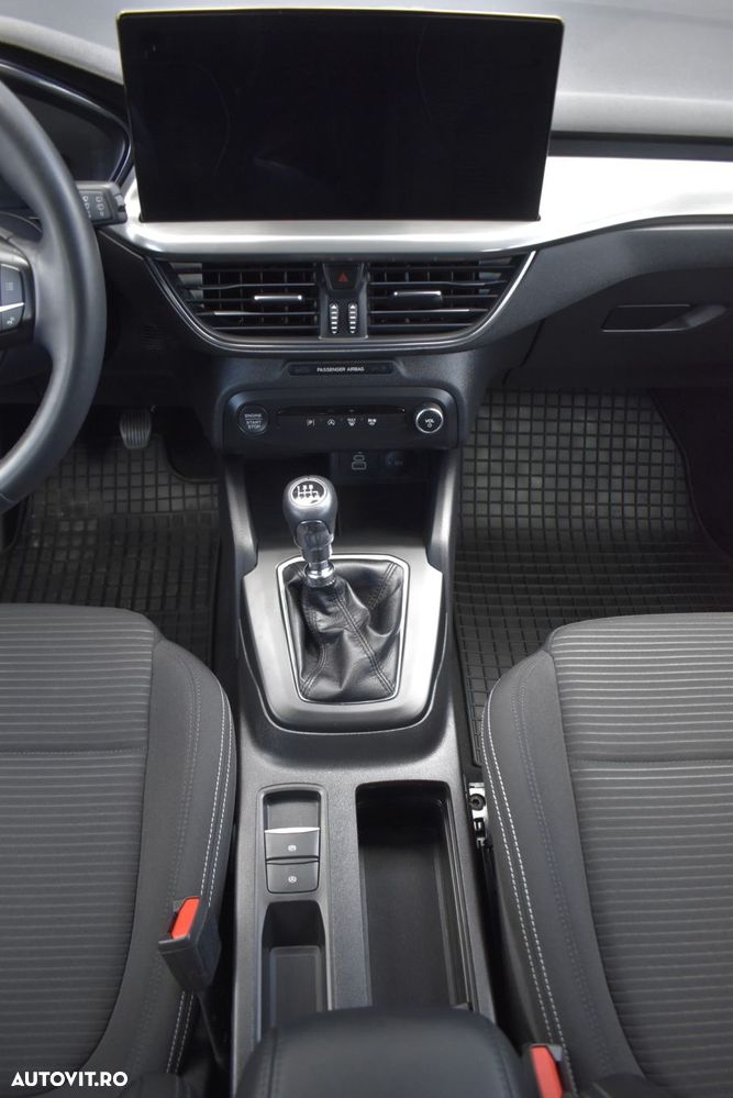 Ford Focus 1.0 EcoBoost 6MT MHEV Titanium - 34