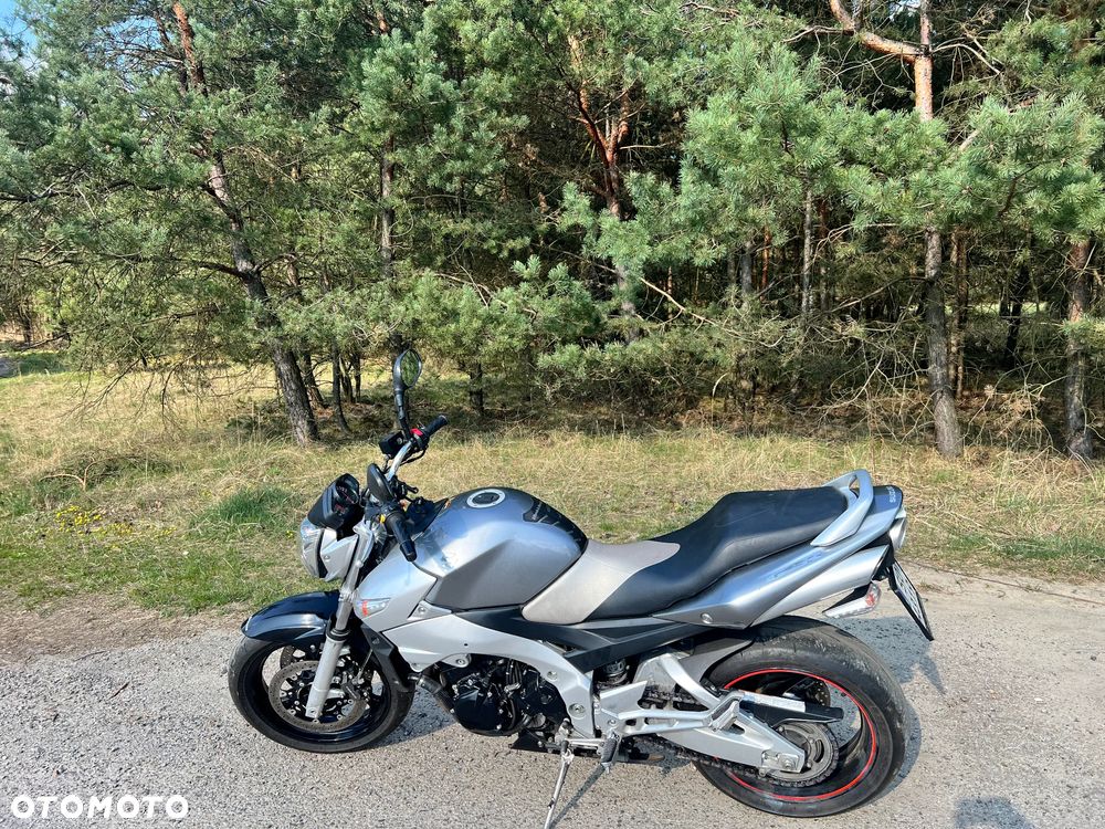 Suzuki GSR - 2