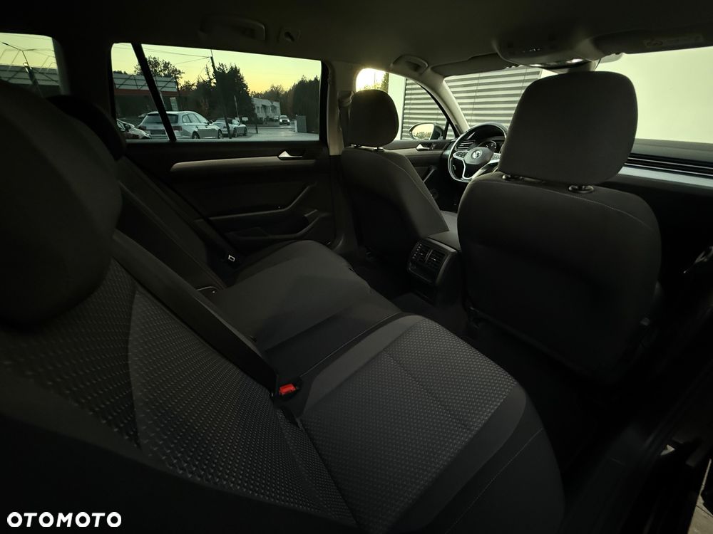 Volkswagen Passat 2.0 TDI SCR DSG Conceptline - 33