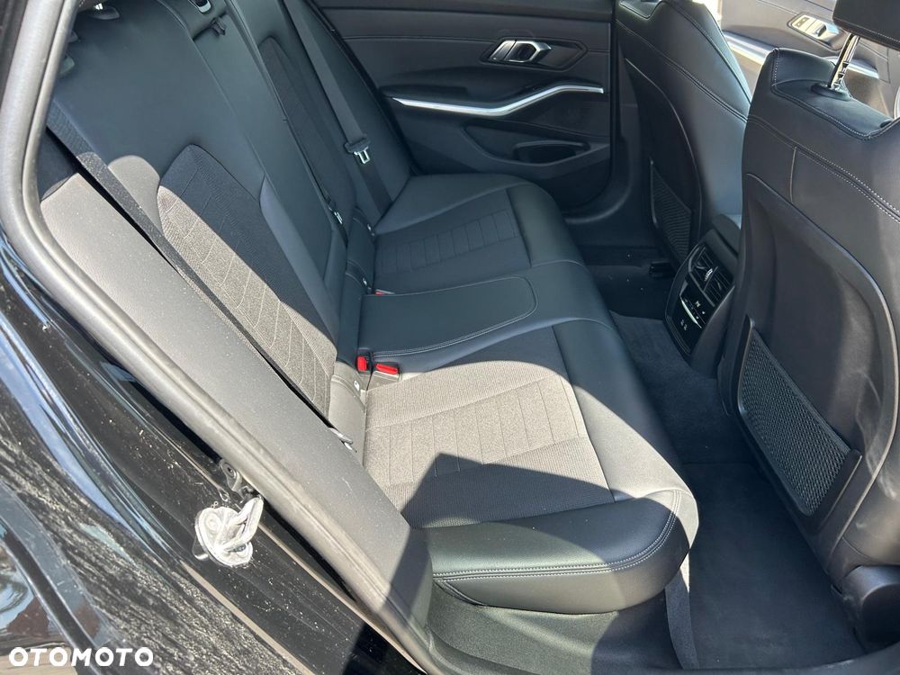 BMW Seria 3 320d xDrive M Sport sport - 24