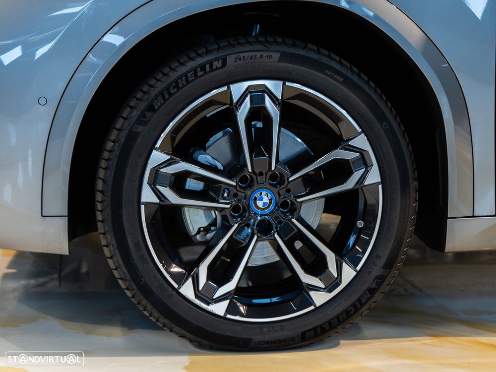 BMW iX2 eDrive20 Pack Desportivo M - 17