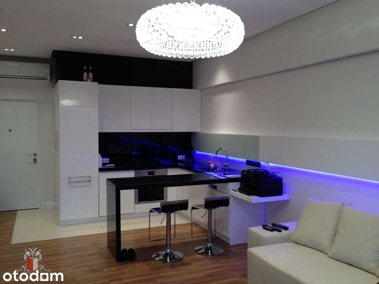 fully furnished 2 room apartment with air conditioning