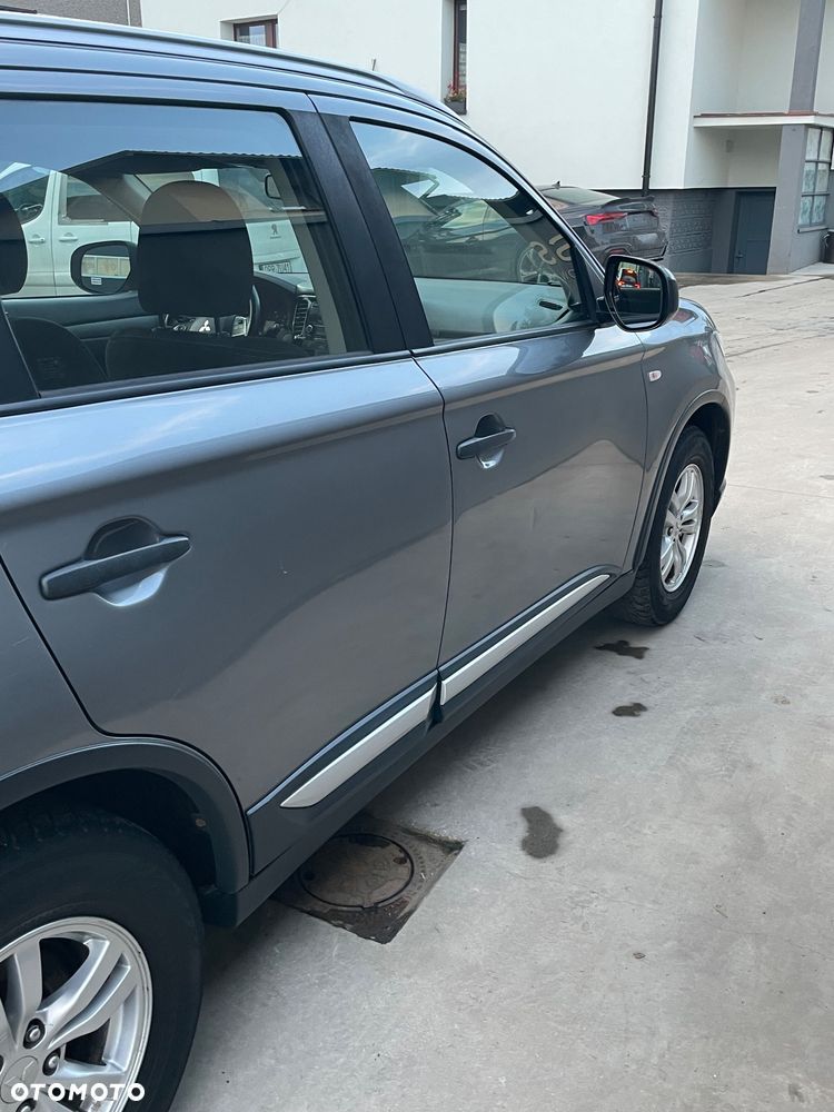 Mitsubishi Outlander 2.0 Invite + 2WD - 7