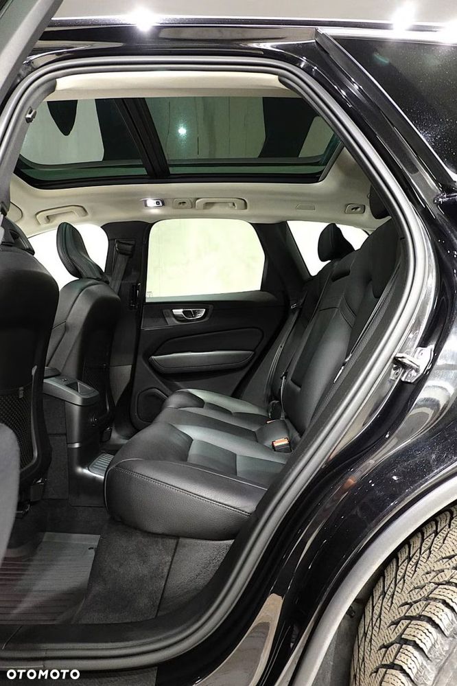 Volvo XC 60 T6 Plug-In Hybrid AWD R-Design - 32