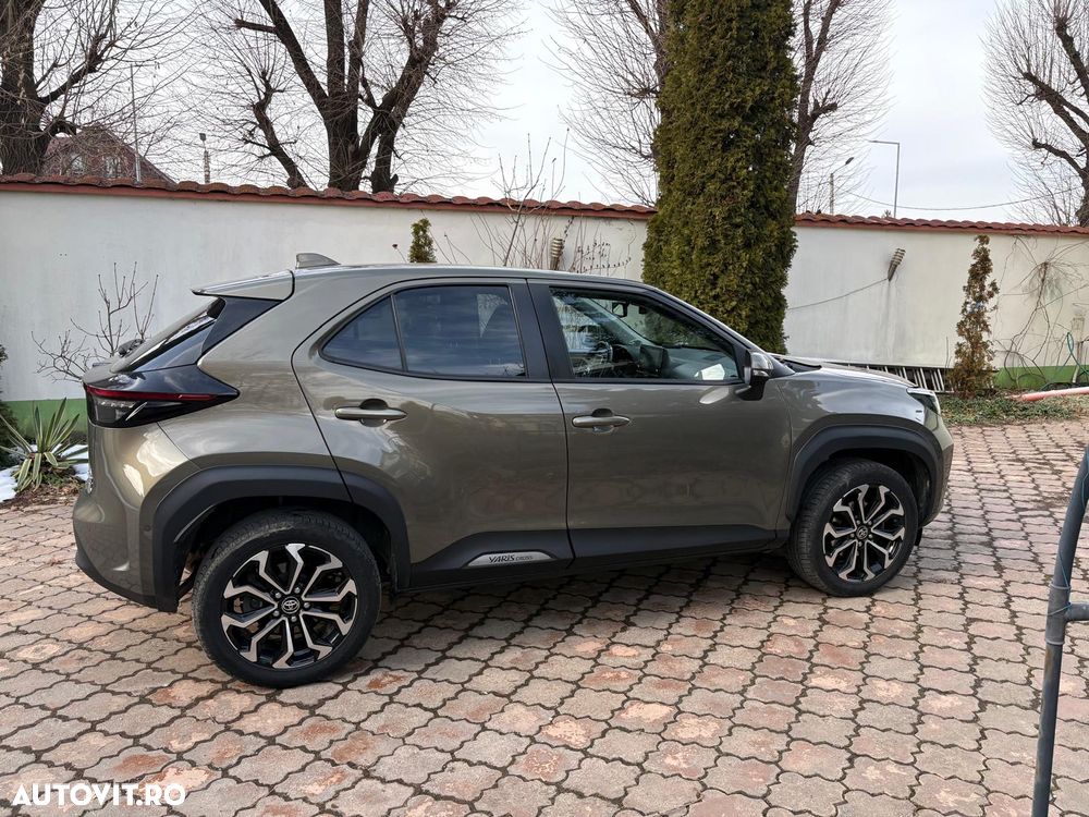 Toyota Yaris Cross 1.5 VVT-i HSD 4x4 Exclusive Premiere - 4
