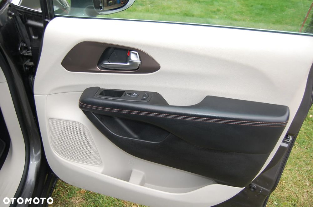 Chrysler Pacifica - 17