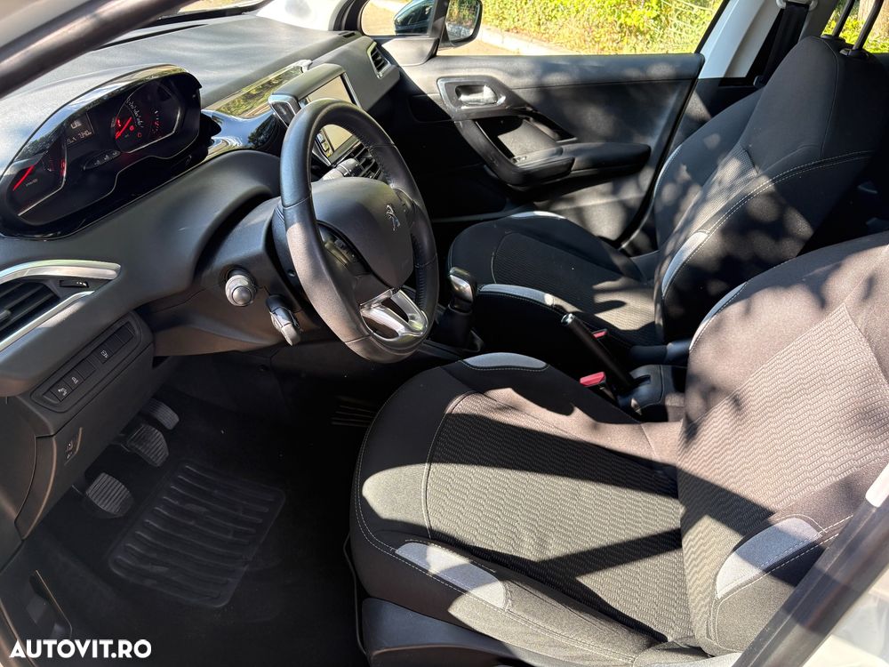 Peugeot 208 1.2 L PureTech Active - 11