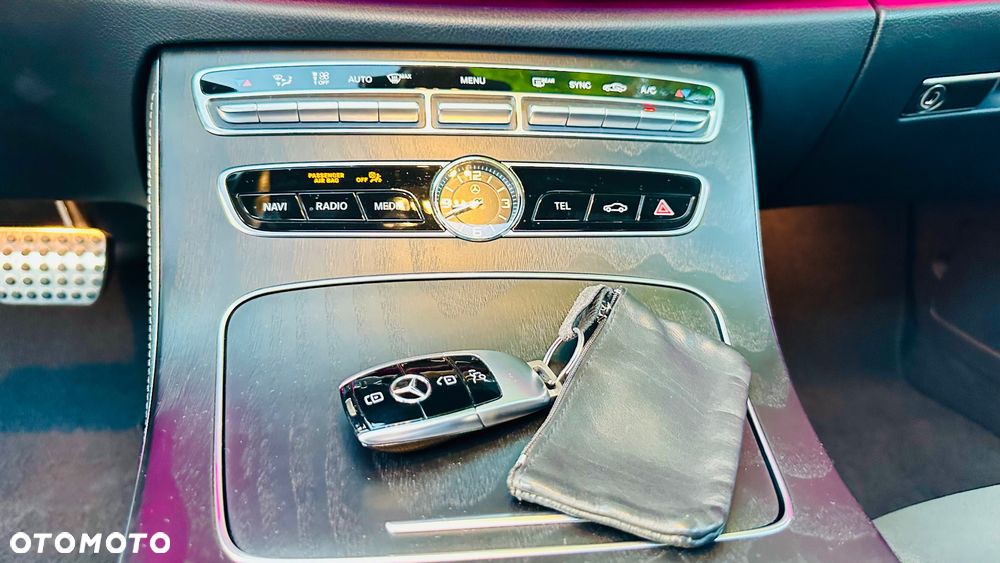 Mercedes-Benz Klasa E 220 d 4-Matic 9G-TRONIC - 27