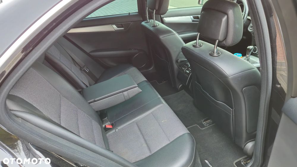 Mercedes-Benz Klasa C 200 CGI BlueEff Avantgarde - 17
