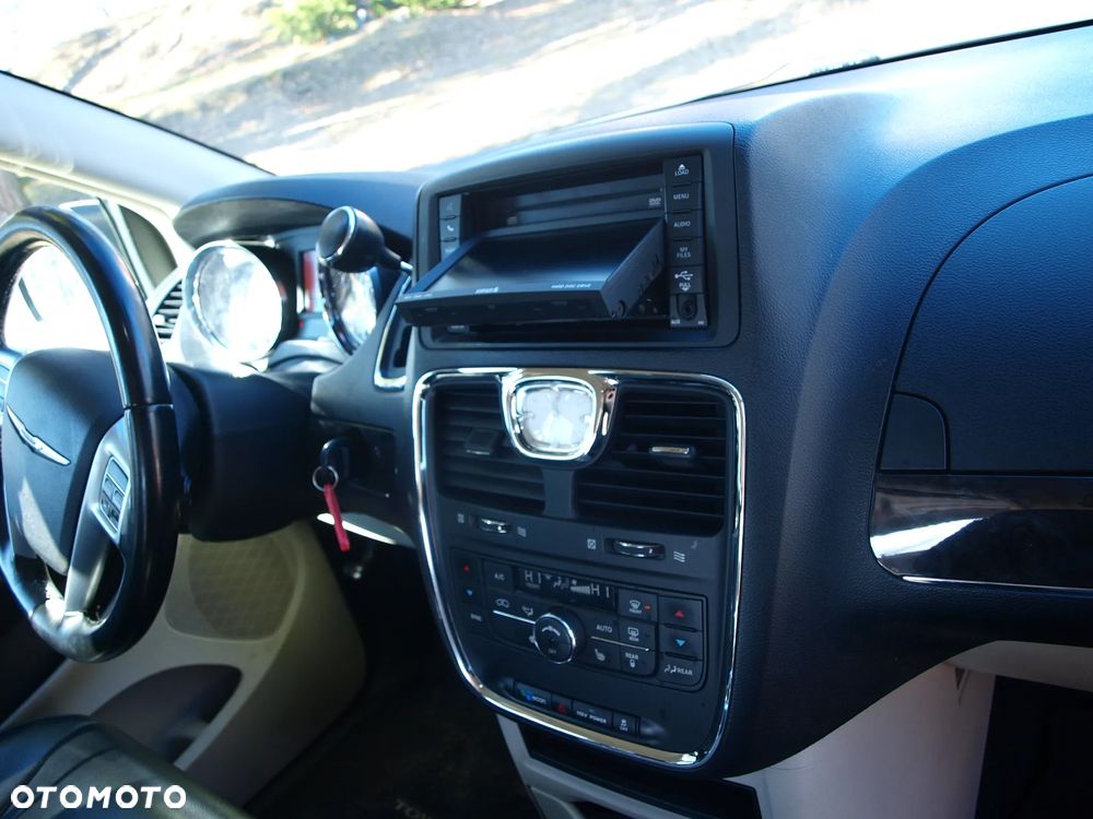 Chrysler Town & Country - 23