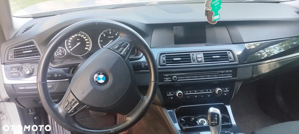 BMW Seria 5 525d xDrive - 9