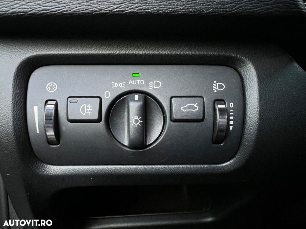 Volvo V40 D2 ECO Aut. R-Design - 28