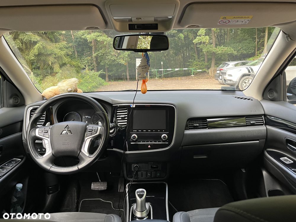 Mitsubishi Outlander Instyle NAVI + - 17