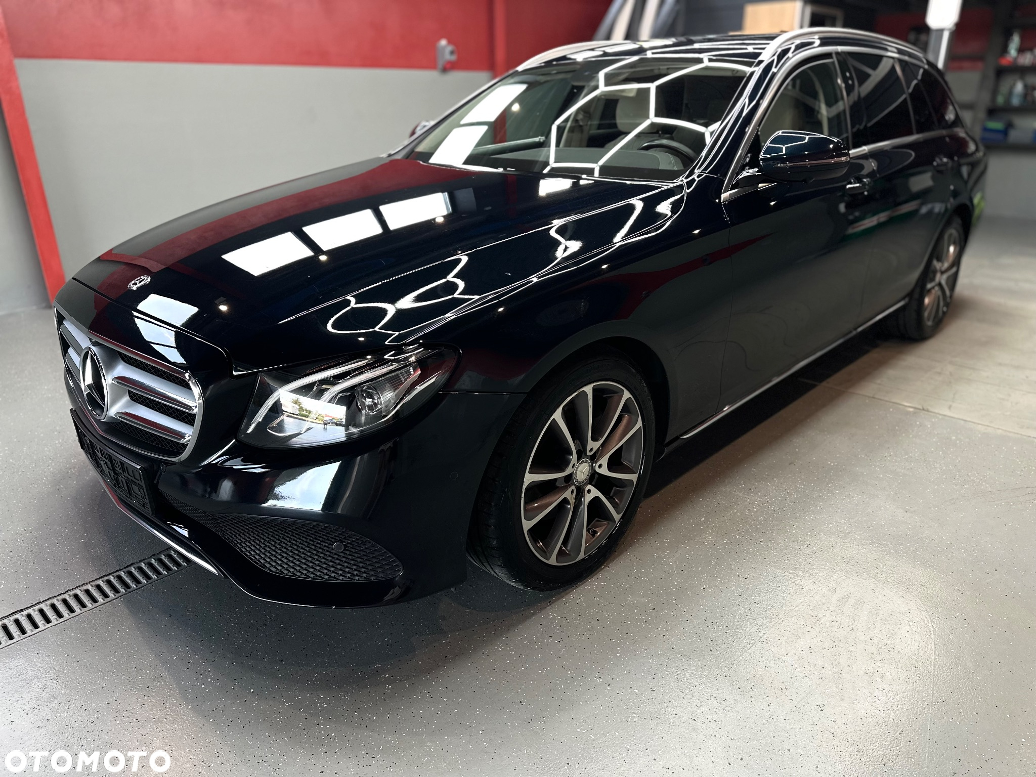 Mercedes-Benz Klasa E 200 4-Matic 9G-TRONIC - 3