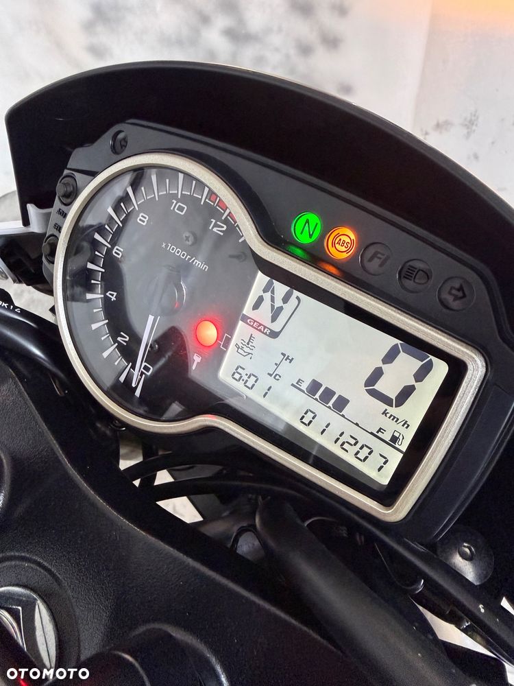 Suzuki GSR - 23