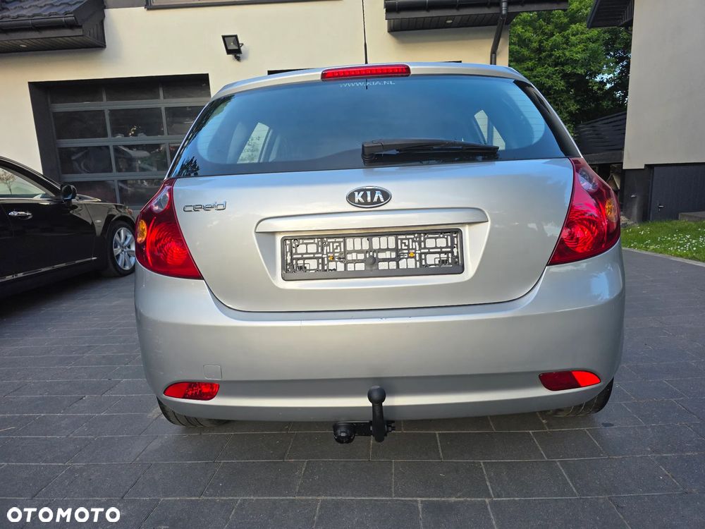 Kia Ceed - 11