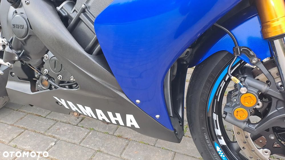 Yamaha R1 - 12