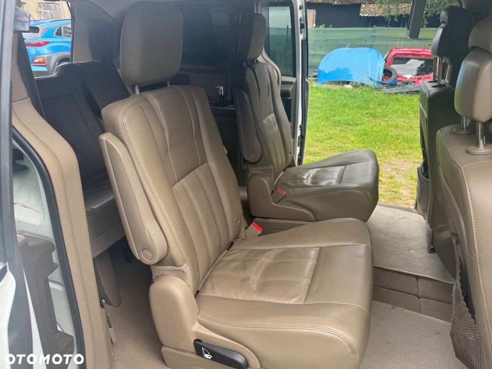 Chrysler Town & Country - 27