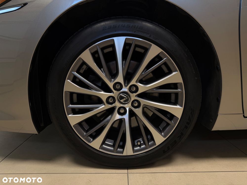 Lexus ES 300h Business Edition + - 34