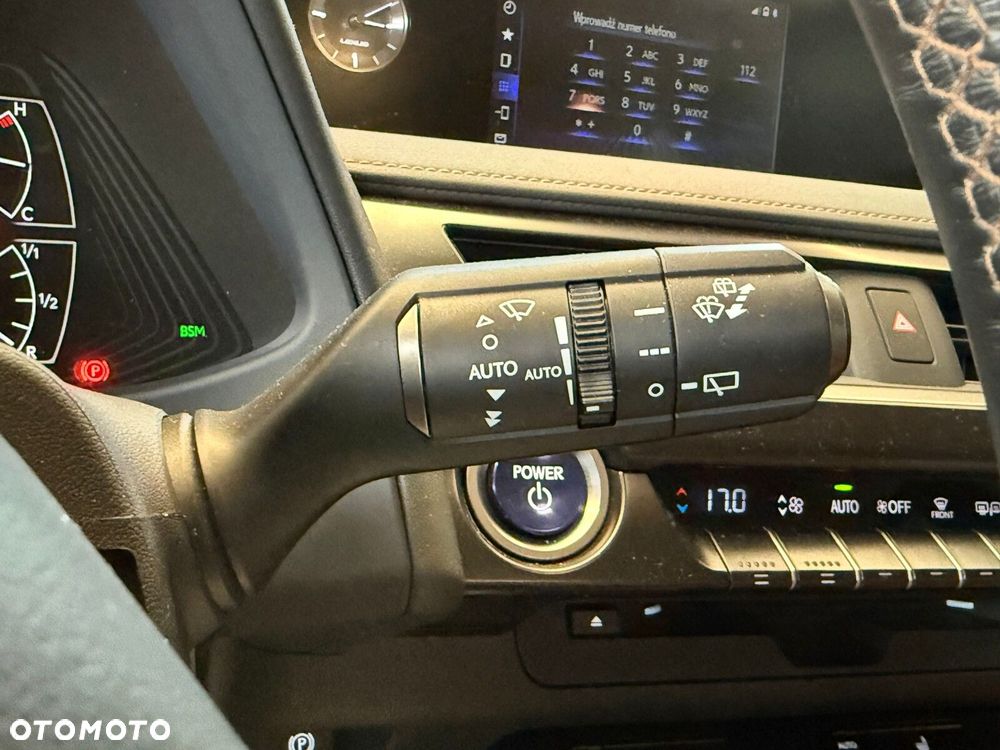 Lexus UX - 30