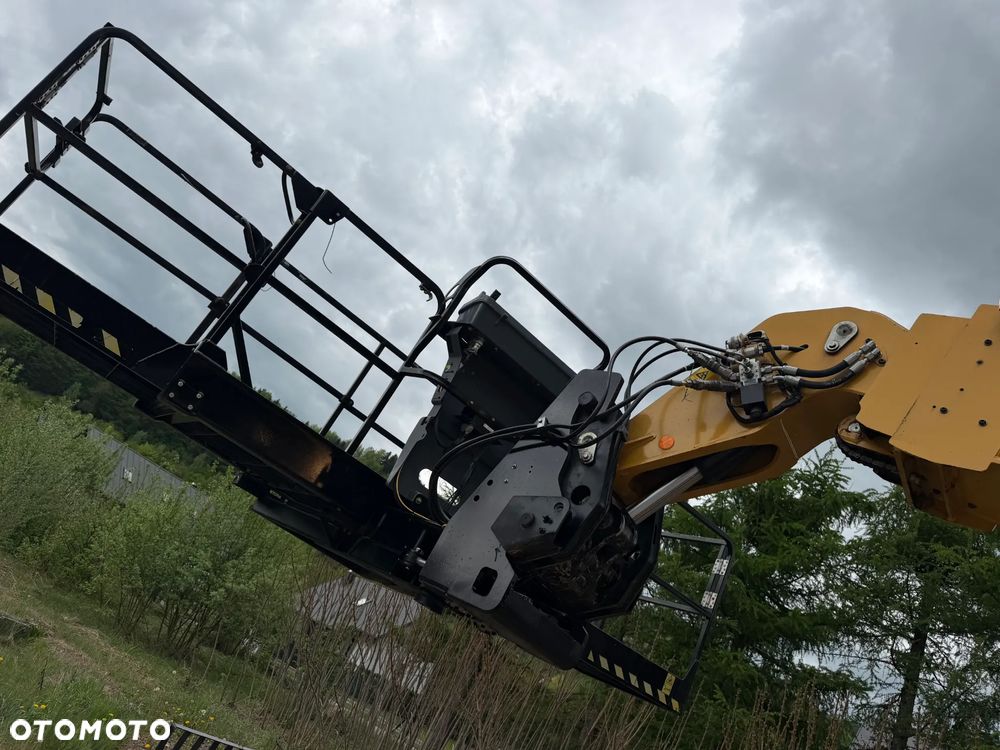 Caterpillar TH414 CAT Ładowarka Teleskopowa Dźwig Zwyżka 17 metrów wysuw z Bocianem. Udźwig 4 tony. Kosz z Pilotem. Widły. Łyżka szufla. Wysięgnik Bocian. Maszyna jak Nowa z Norwegii Pracowała w Urzędzie Komunalnym. KLIMATYZACJA. DEKRA BMWT. skręt 3 tryby 4 koła KRAB. Auto-poziomowanie! Zero luzów wycieków jak Nowa z salonu. Małe Gabaryty maszyny a potężny zasięg i udzwig! Skrzynia Hydrostatic 4 biegi. Zmiana na Pokrętle przy kierownicy. Wszystko Sterowane z 1 dżojstkika wraz z łapami! OKAZJA. Dużo dodatkowych sekcji hydraulicznych! pracowała głównie z koszem. Zero luzów - 10