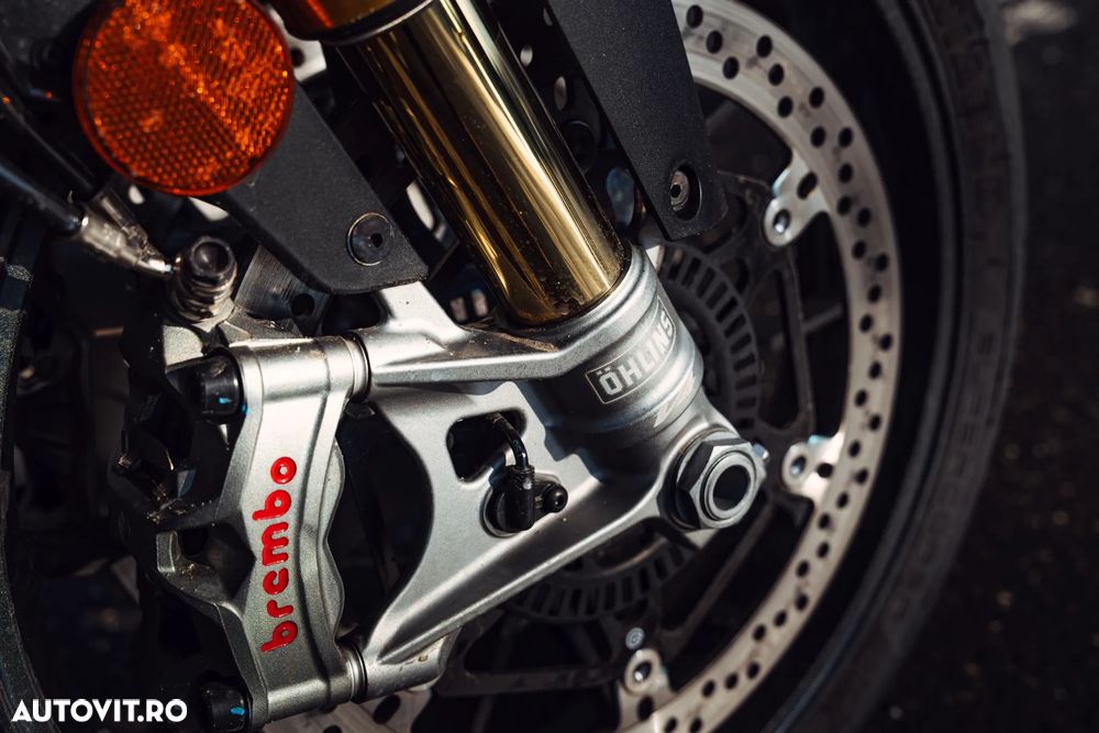 Aprilia RSV-4 Factory - 9