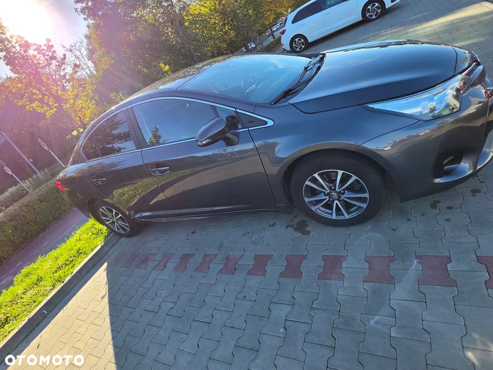 Toyota Avensis 1.8 Premium - 8