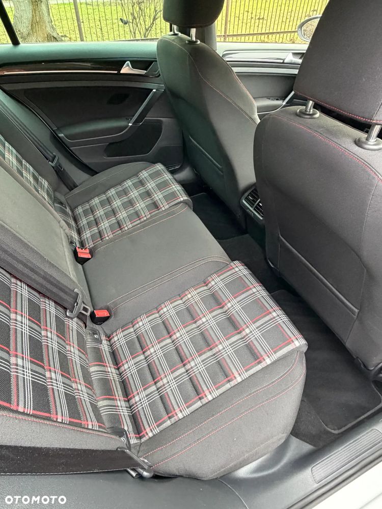 Volkswagen Golf - 11