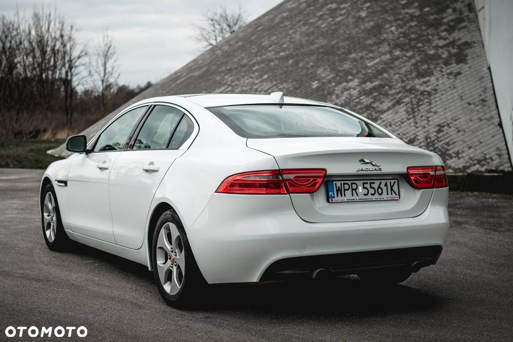Jaguar XE - 4