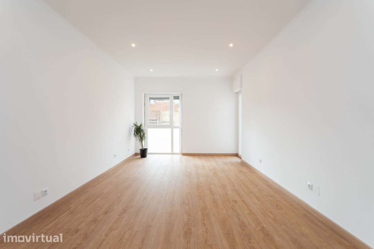 Apartamento T2 Remodelado com Varandas e Arrecadação - Grande imagem: 4/30
