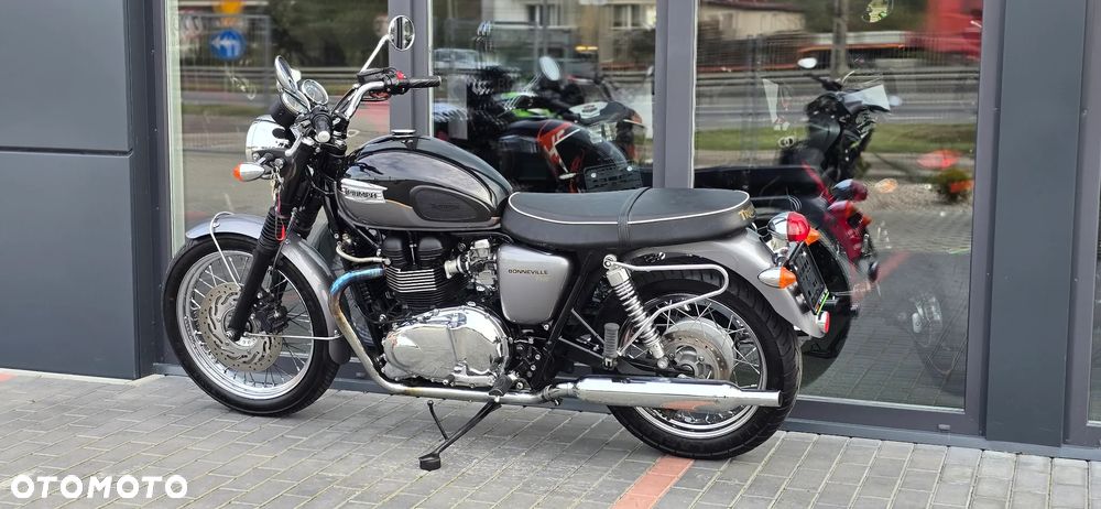 Triumph Bonneville - 24