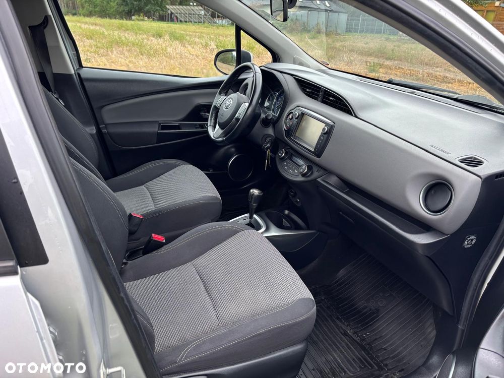Toyota Yaris Hybrid 100 Sol - 23